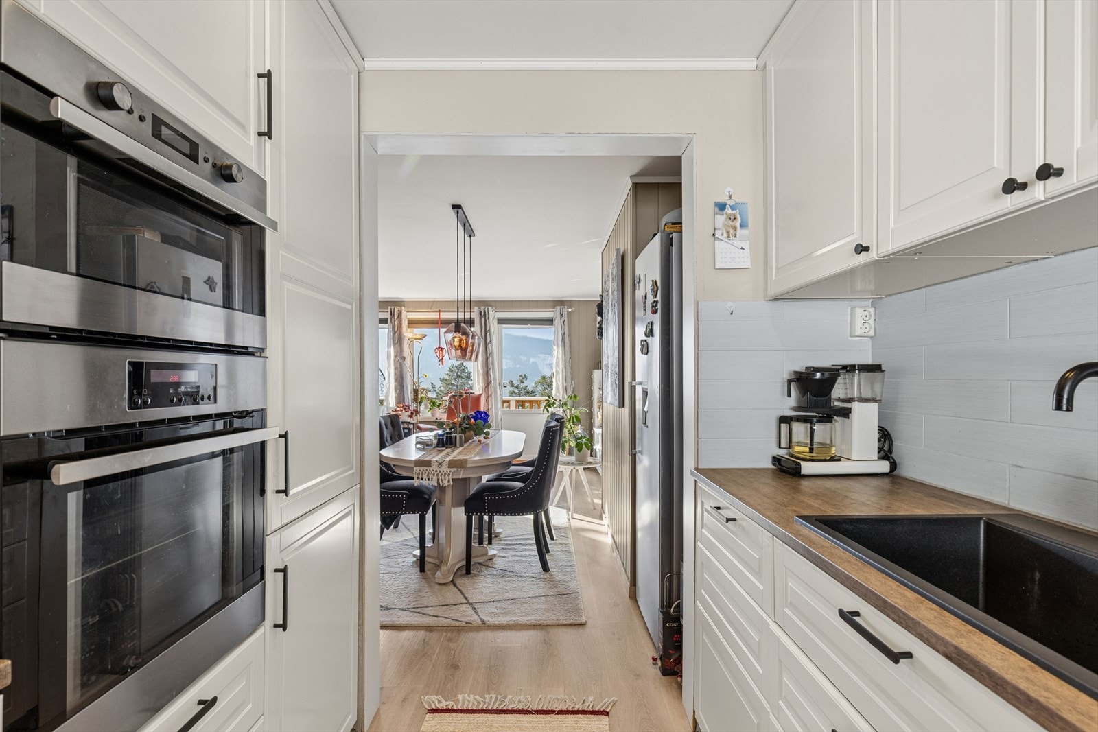 Hvitevarene er integrert i innredningen for et helhetlig uttrykk. Galleribilde