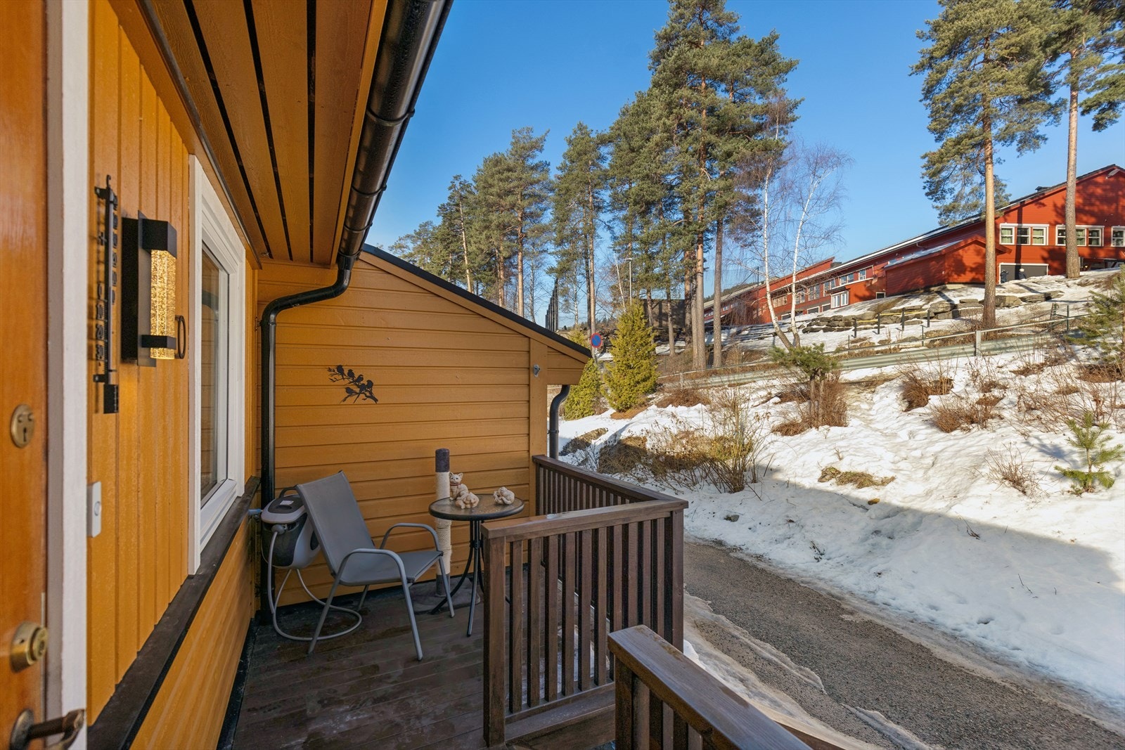 Ved inngangen er det en hyggelig uteplass. Galleribilde