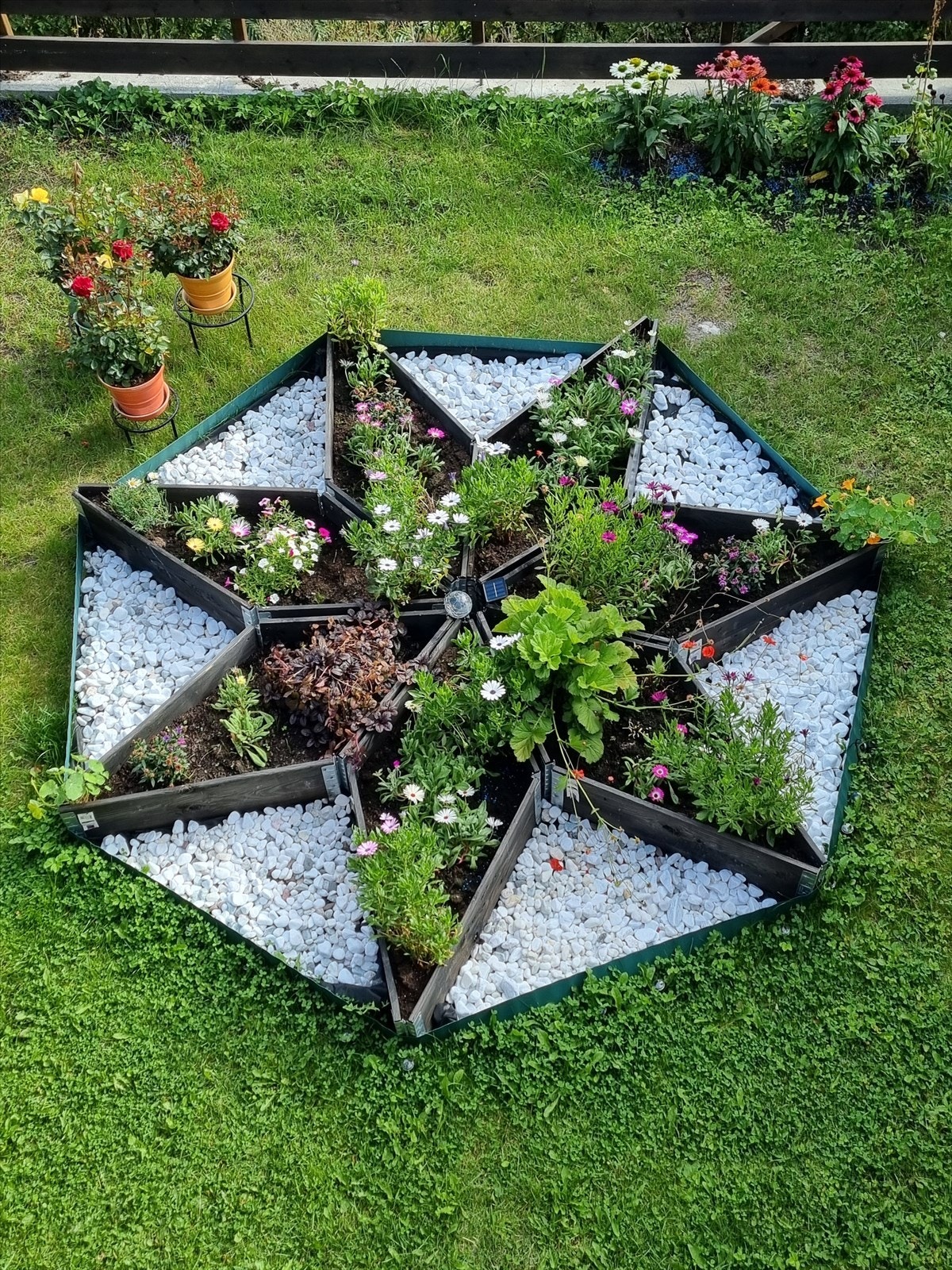 Hagen er pent opparbeidet med beplanting. *Selgers eget sommerbilde Galleribilde