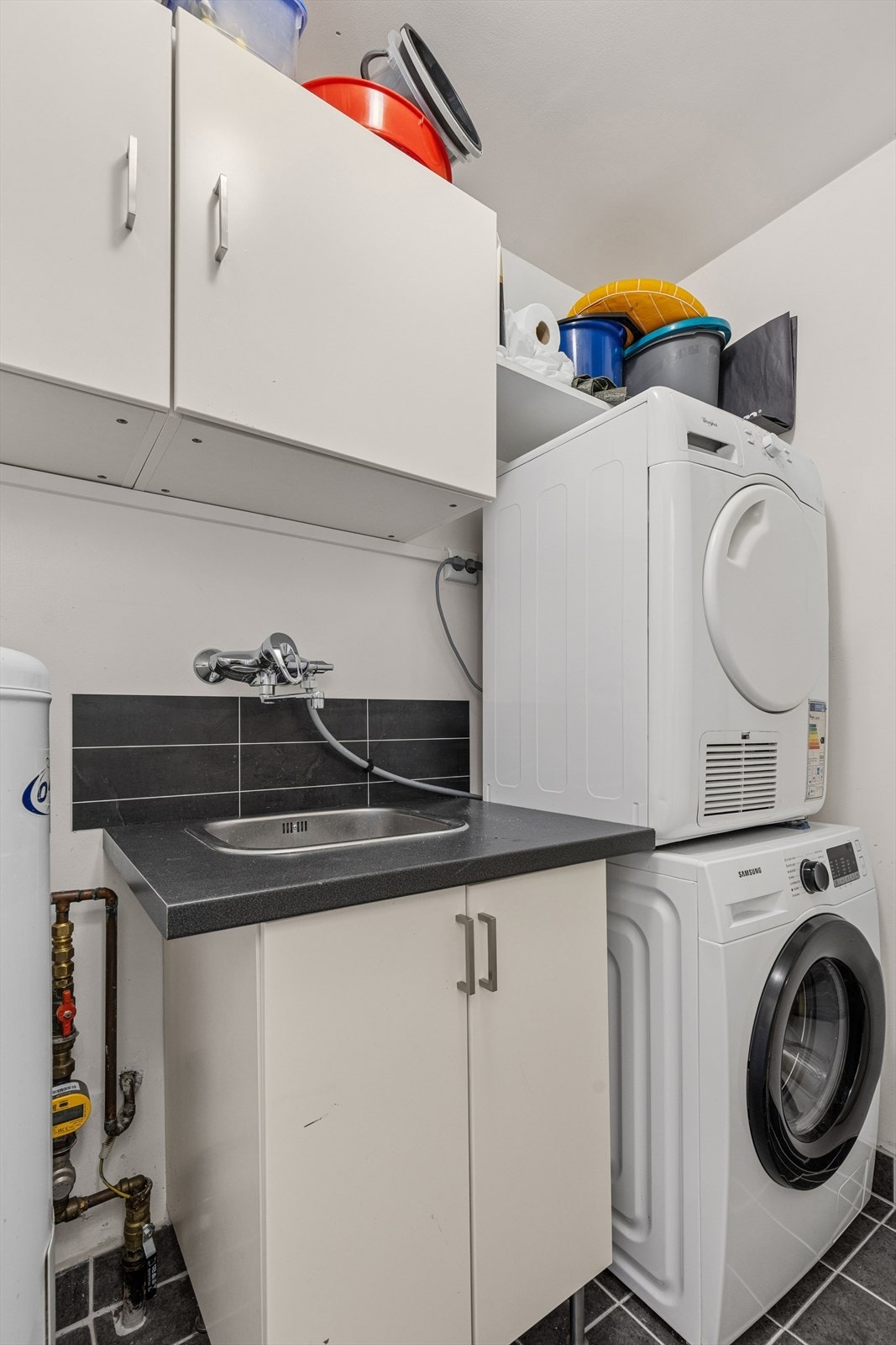 Praktisk, separat vaskerom med opplegg for vaskemaskin og nedfelt skyllekar. Galleribilde