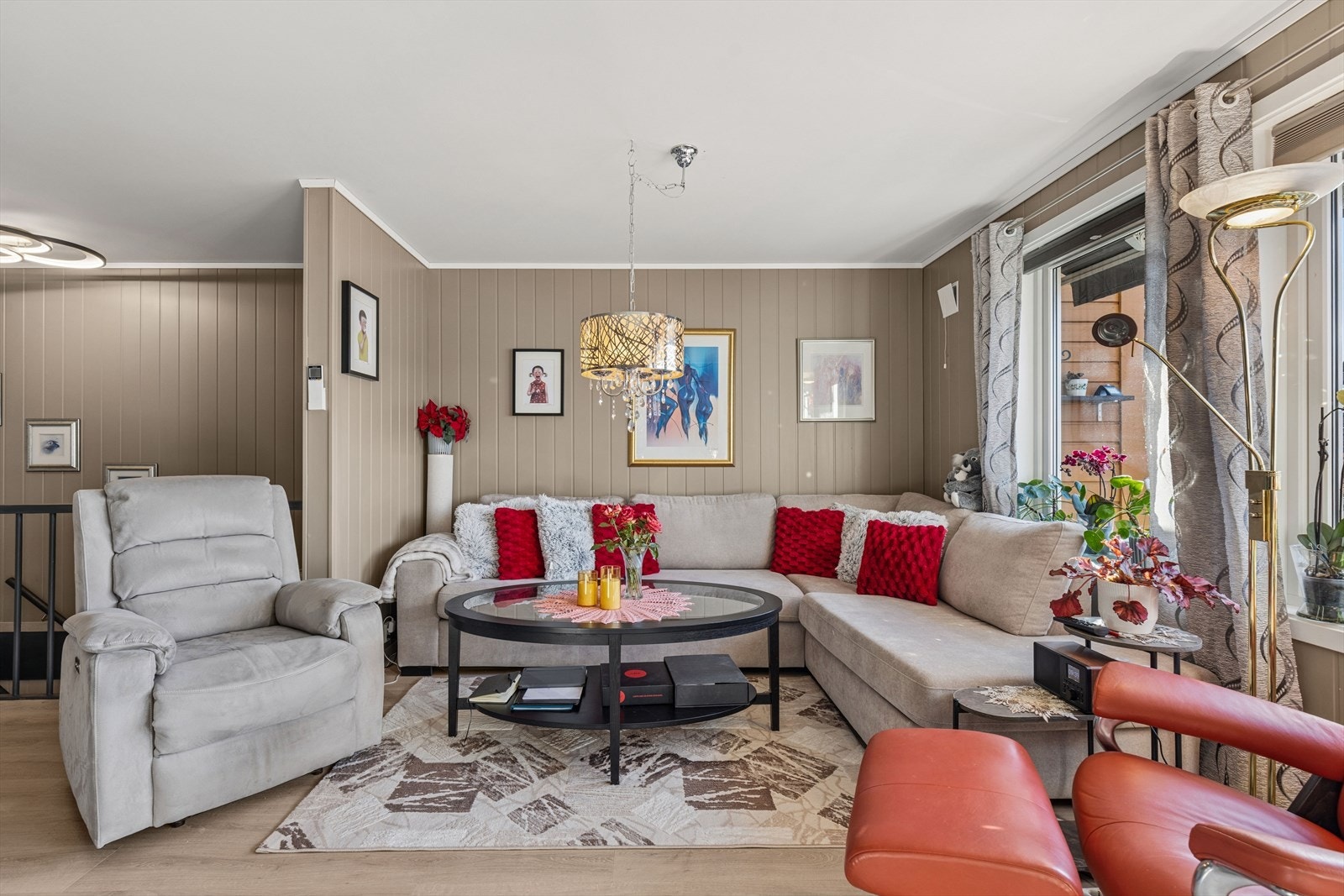 Stuedelen gir rom for en komfortabel sofagruppe og er utstyrt med varmepumpe. Galleribilde