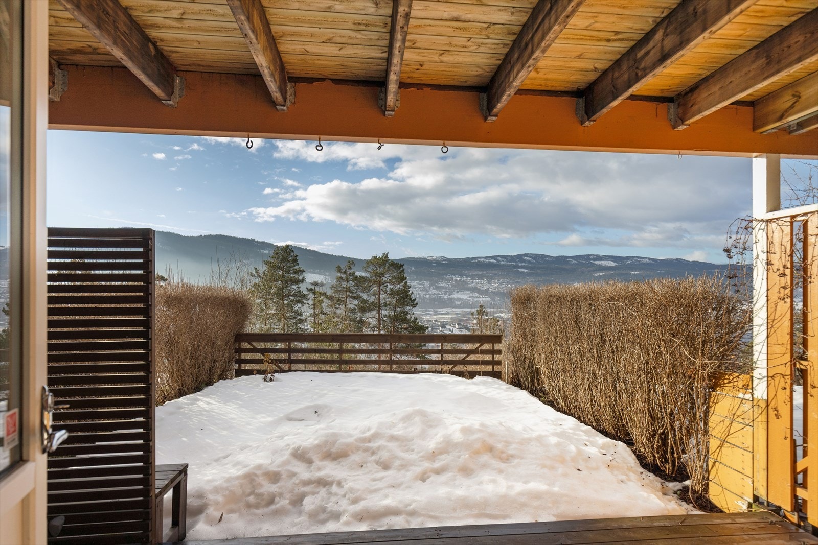 I underetasjen finner du en usjenert uteplass med tilgang til hagen. Galleribilde