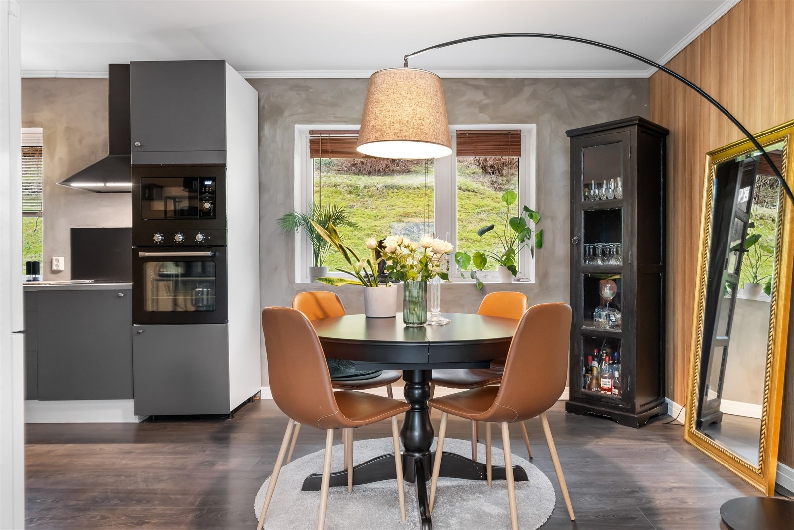 Velkommen til en flott 3-roms hjørneleilighet, sentralt i Grønnestølen med nydelig utsikt mot Ulriken, Nattlandsfjellet og nærområdet. Galleribilde