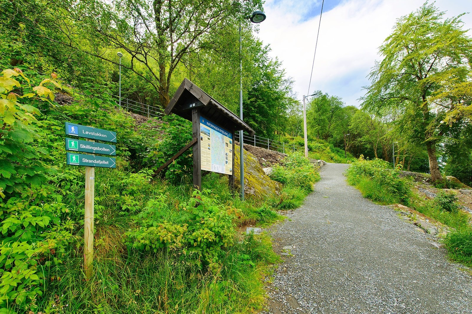 Like utenfor døren har man et eldorado av turmuligheter med blant annet Løvstien som tar deg videre til Løvstakken, samt Langeskogen. Galleribilde