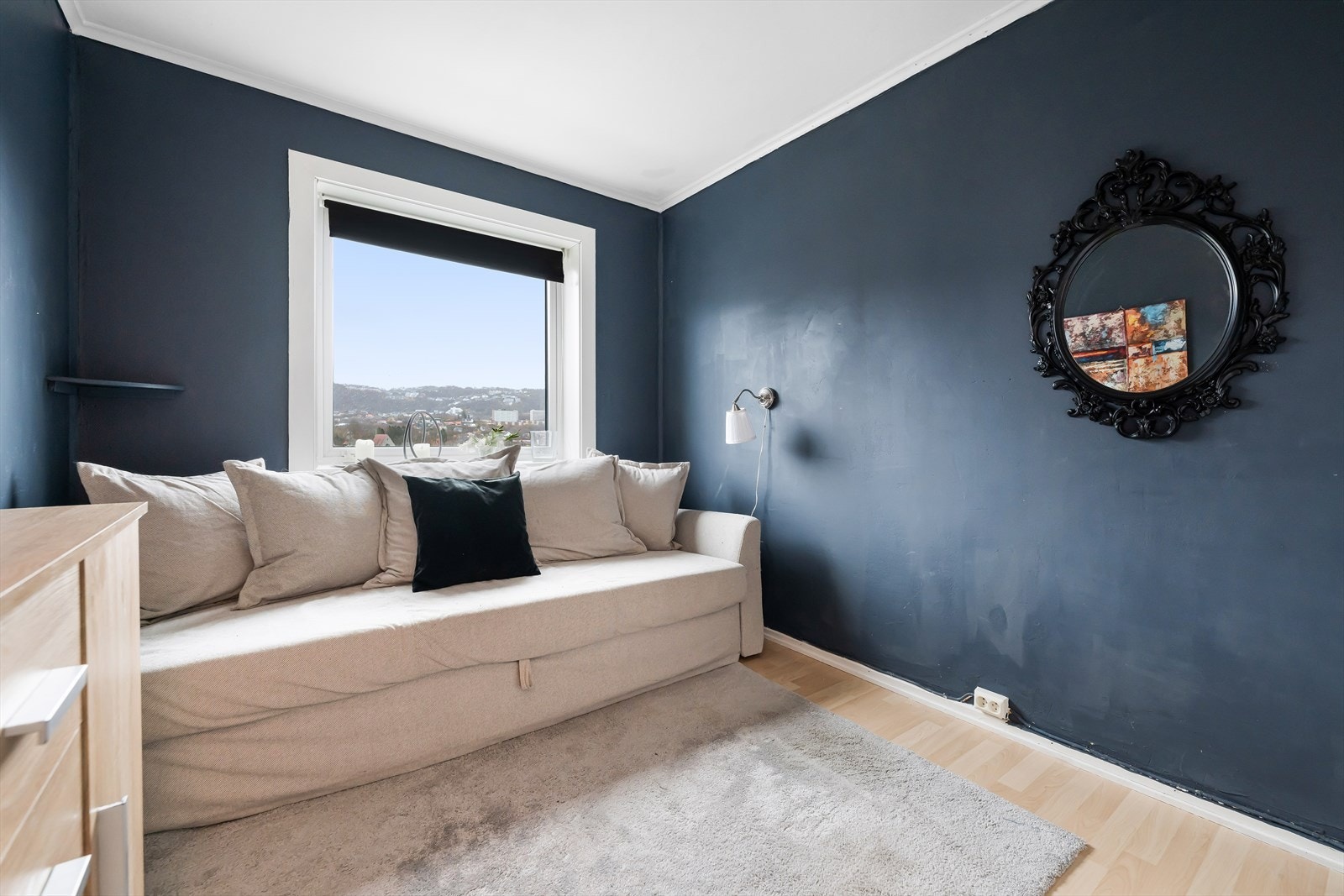 Det andre soverommet har god plass til seng, nattbord og arbeidsbord. Galleribilde