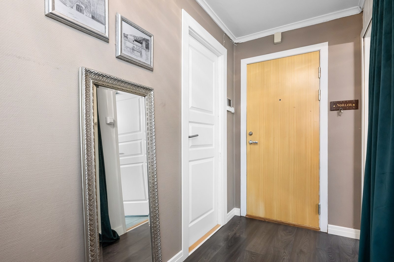 Leiligheten har romslig entré med porttelefon og god plass til ytterbekledning. Galleribilde