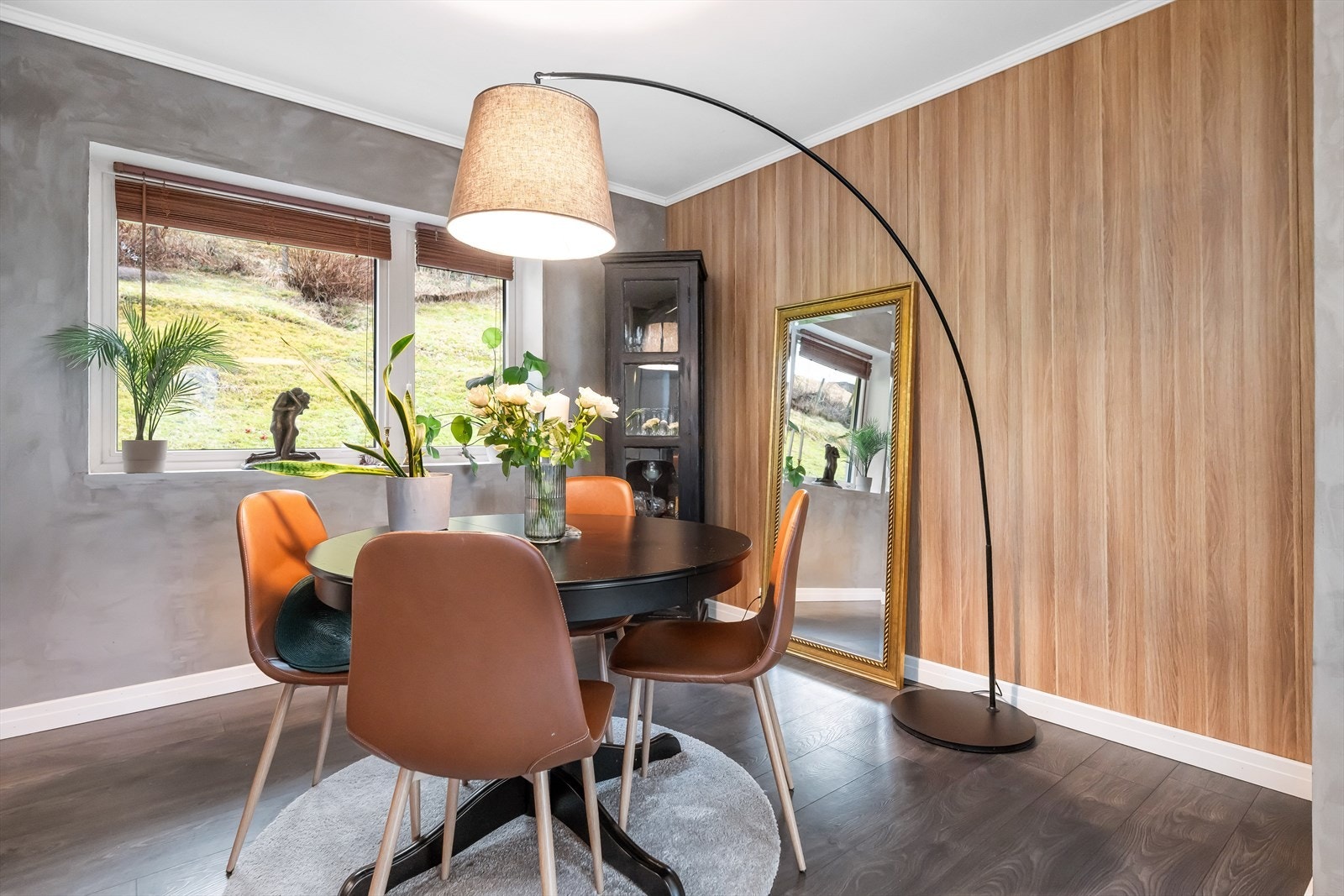 Nydelig spisestue med god plass til koselige middagsselskap med familie og venner. Galleribilde