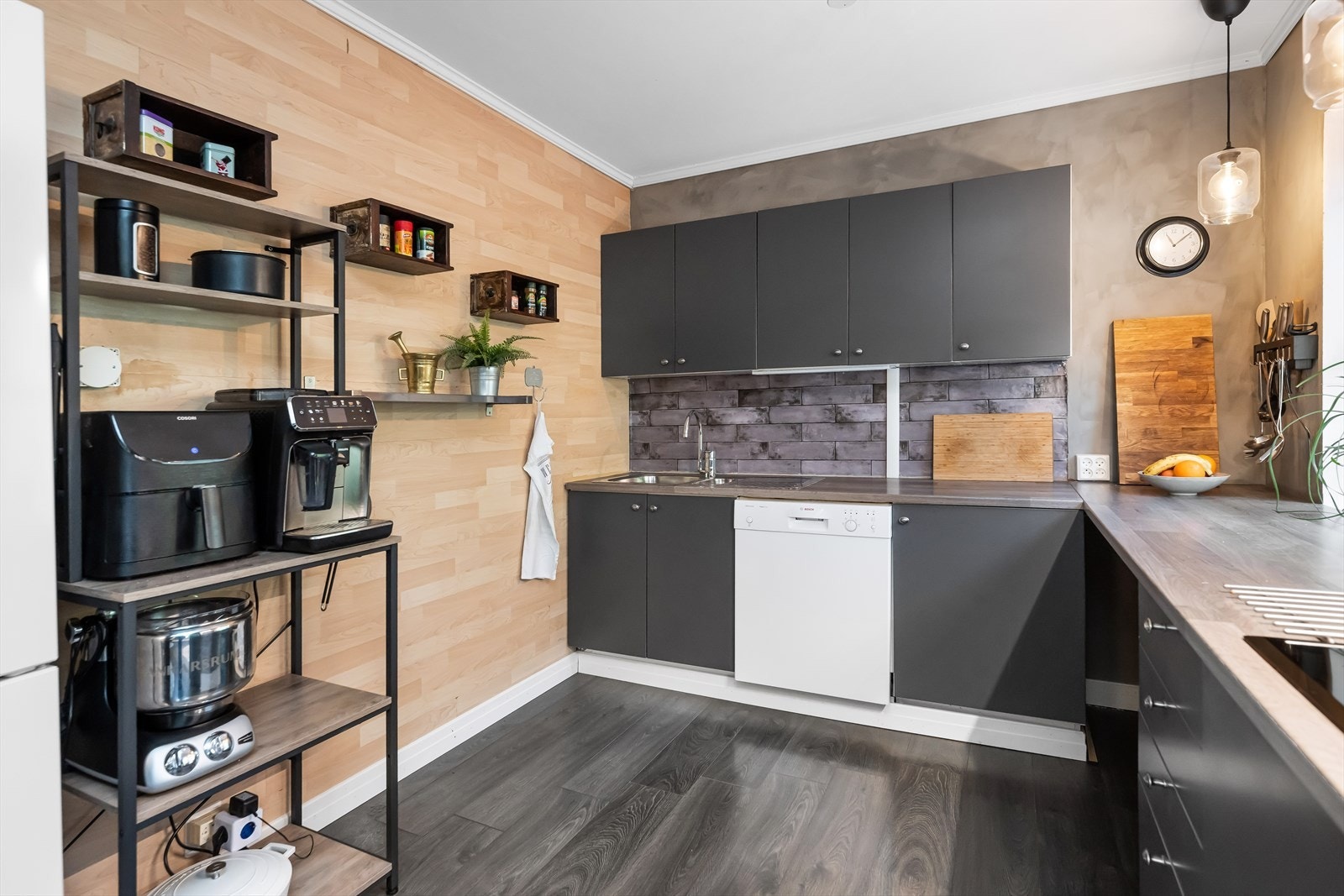 Integrerte hvitevarer som stekeovn, keramisk topplate, komfyr, mikrobølgeovn og oppvaskmaskin, Galleribilde