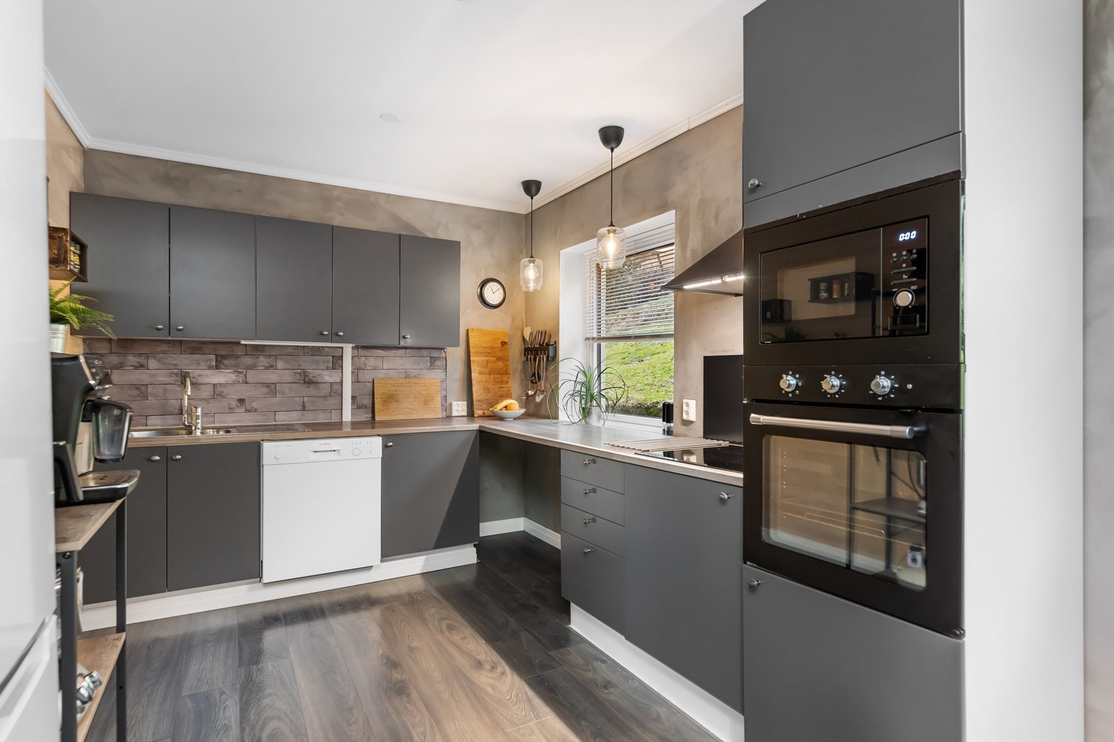 Kjøkkenet er et godt bruksrom med rikelig skapinnredning og gode arbeidsflater. Galleribilde