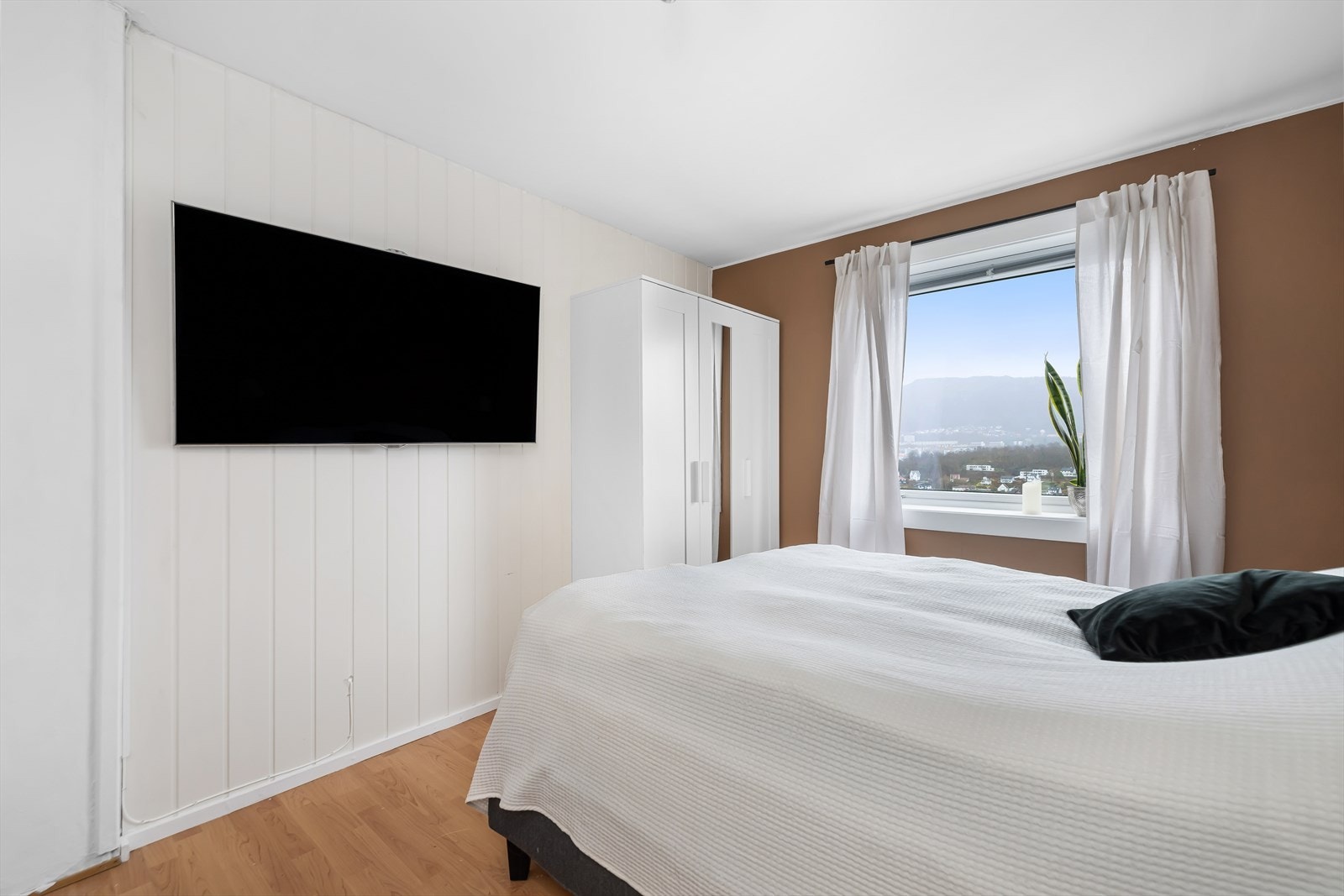 Soverommet har rikelig med garderobeskap for god oppbevaringsplass. Galleribilde