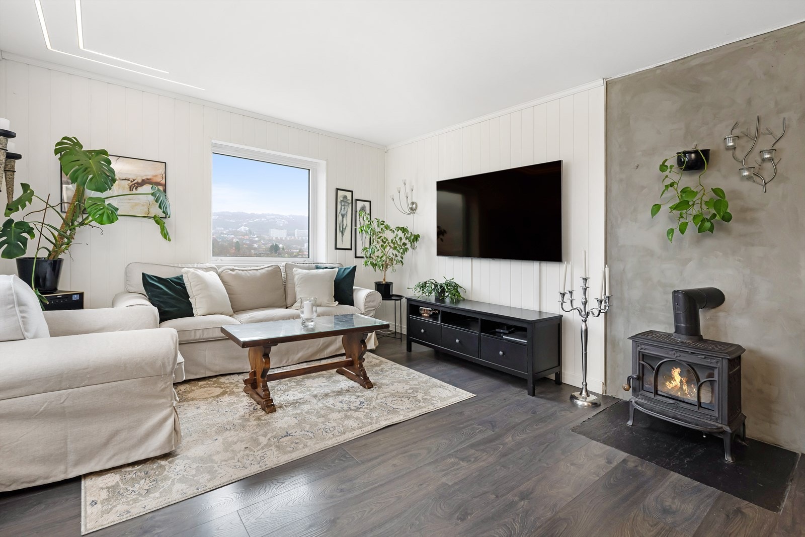 Stuen er stor og luftig med god plass til flere sittegrupper i ulike soner. Galleribilde