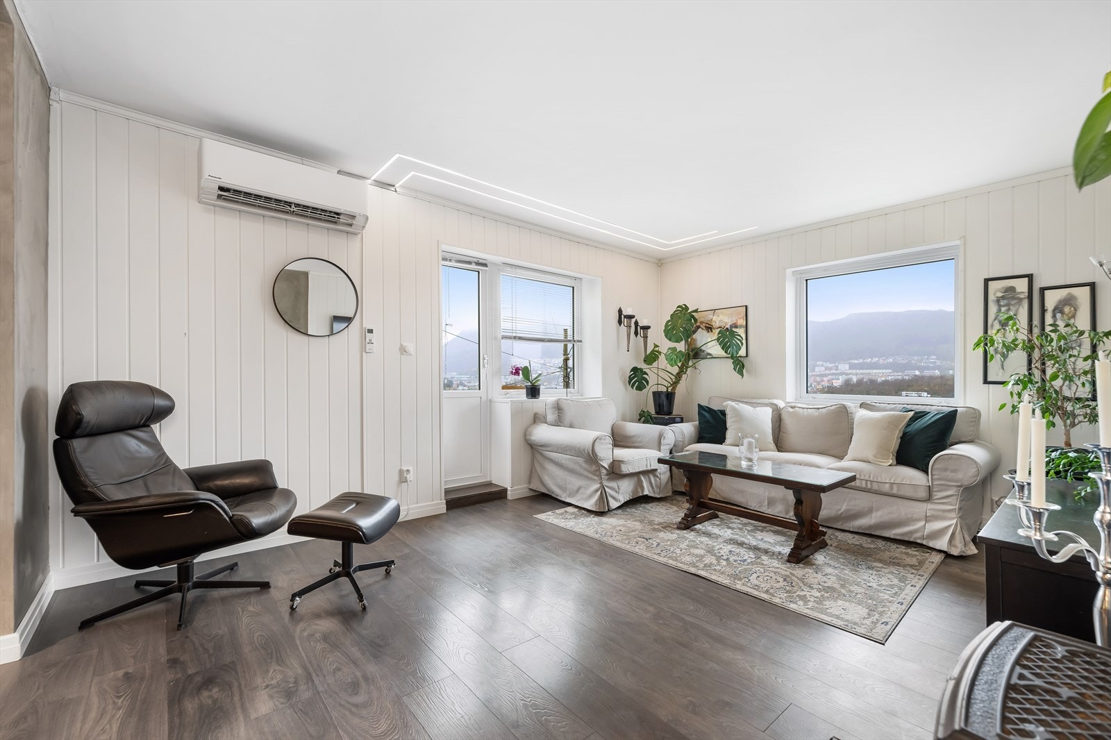 Det er rikelig med vindusflater som sørger for godt med naturlig lysinnslipp i leiligheten. Galleribilde