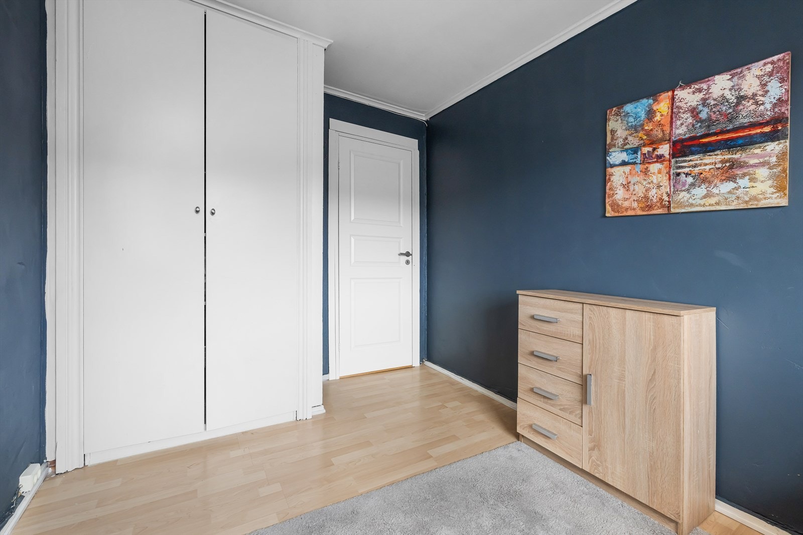 Takhøyt garderobeskap for god oppbevaringsplass. Galleribilde