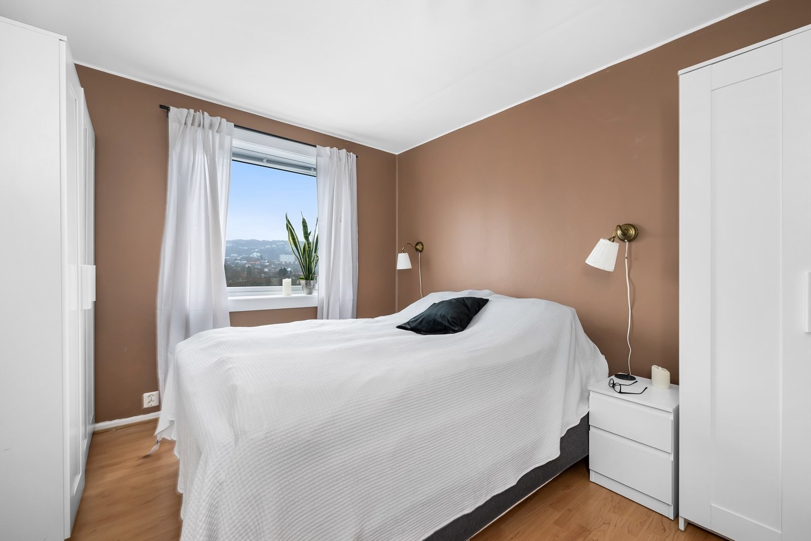 Hovedsoverommet er av god størrelse god plass til dobbeltseng og nattbord. Galleribilde