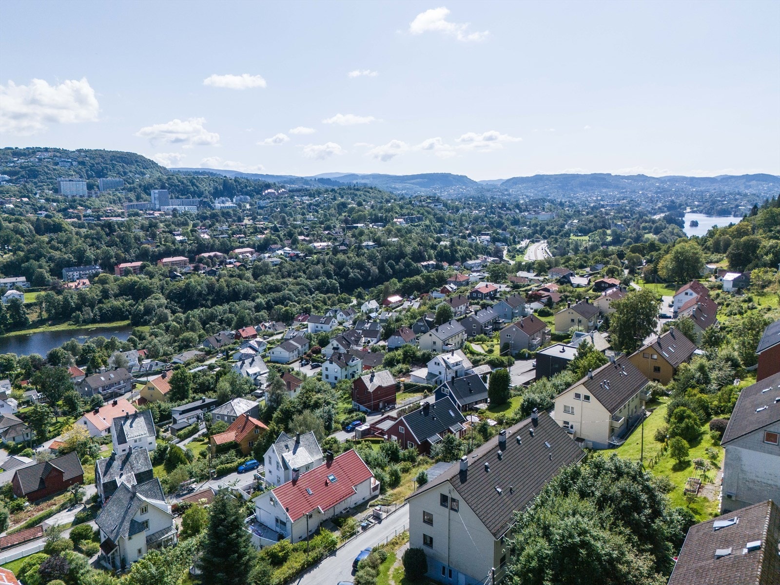 Leiligheten ligger flott tilrette med kort avstand til Bybanen og Bussholdeplass. Velkommen til visning! Galleribilde