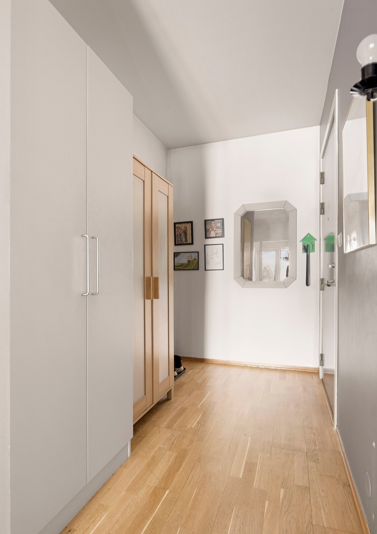 Romslig hall med plass til garderobeskap Galleribilde