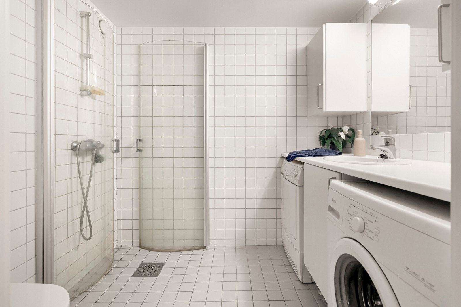 Stort bad/wc med plass til vask og tørk Galleribilde