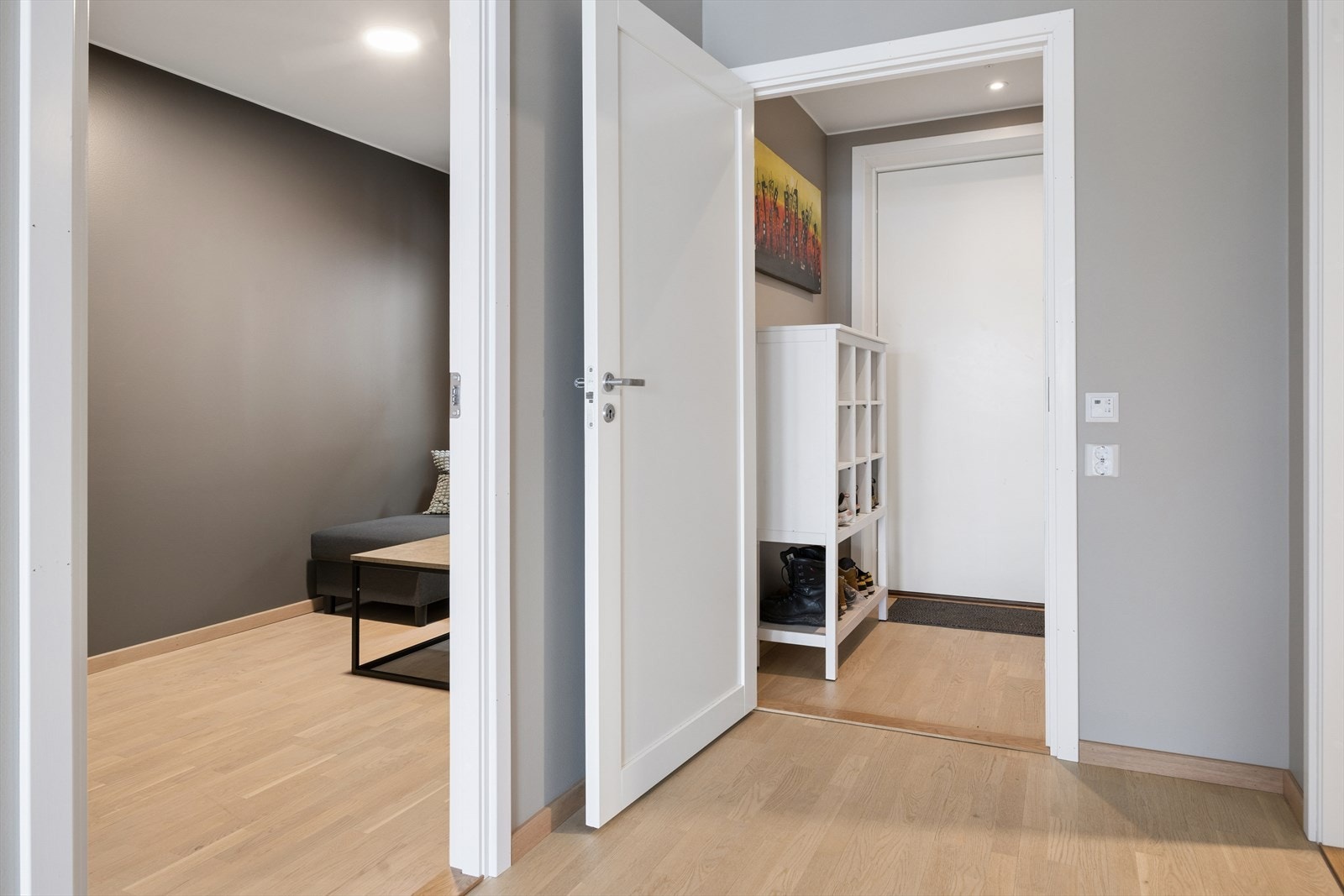 Videre har man en gang med tilgang til alle rom i leiligheten. Galleribilde