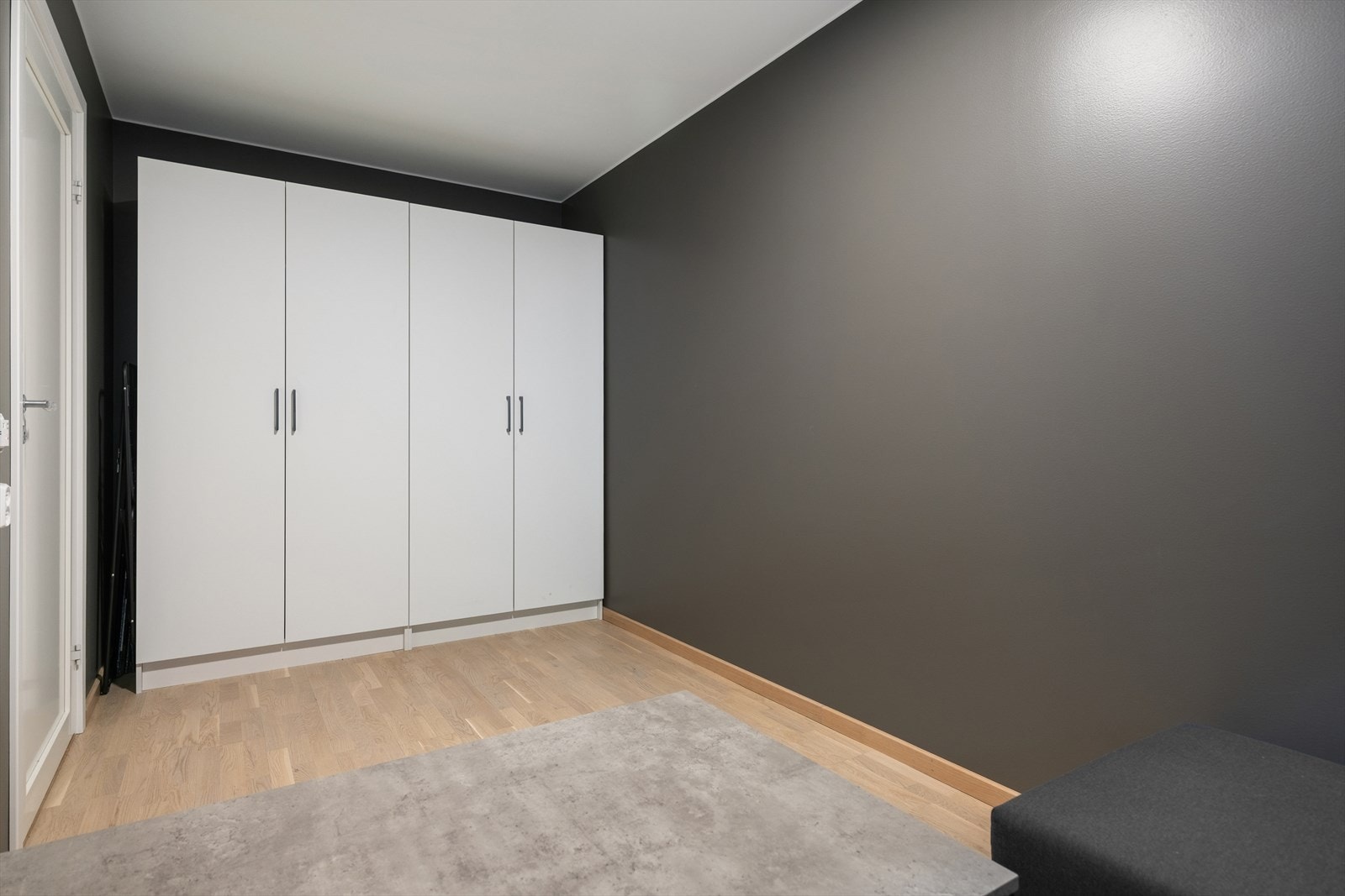 God plass til garderobe på soverommet. Galleribilde