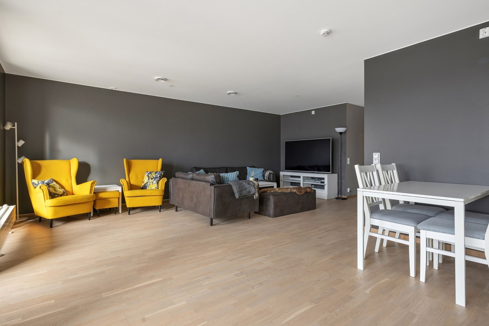 Den åpne stue/kjøkkenløsningen er på 41,7m² og byr på flere møbleringsmuligheter. Galleribilde