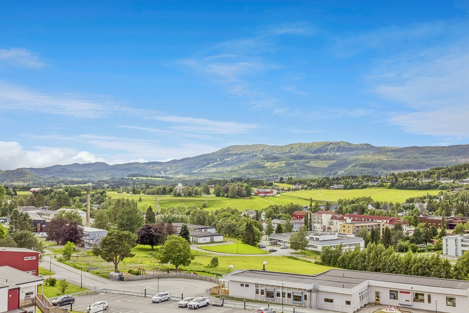 Leiligheten ligger i byggets 6. etasje og nyter fantastisk utsikt og gode solforhold. Galleribilde