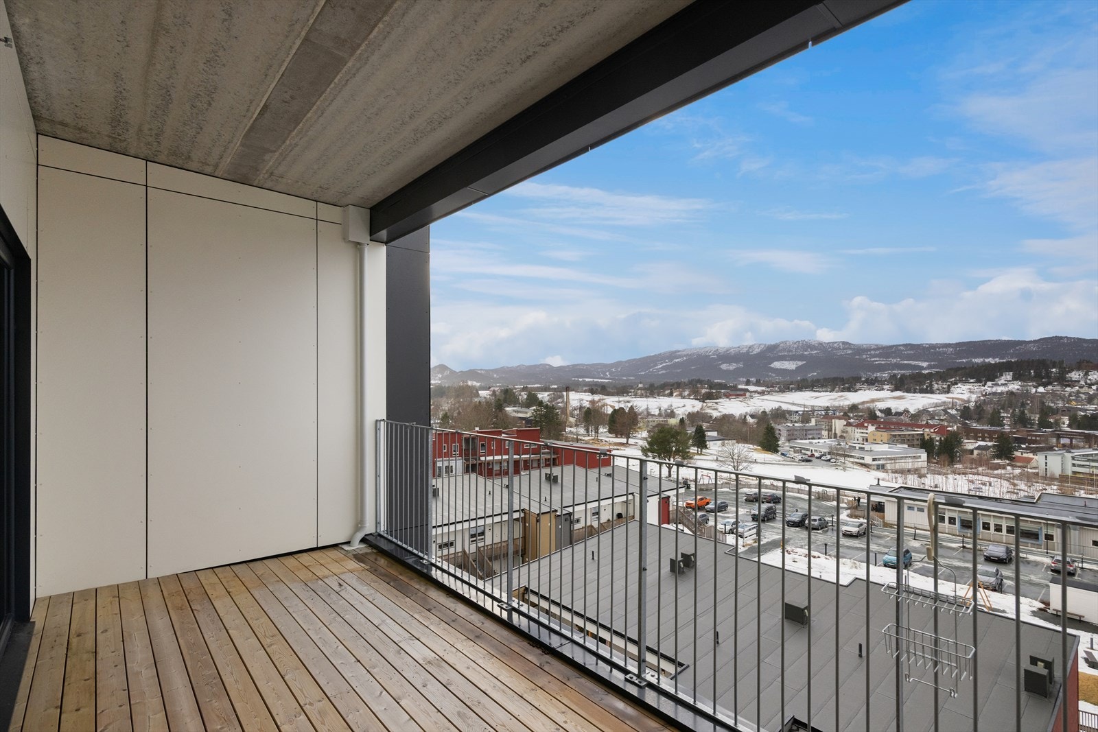 Herlig vestvendt balkong på 17m² med overbygg. Galleribilde