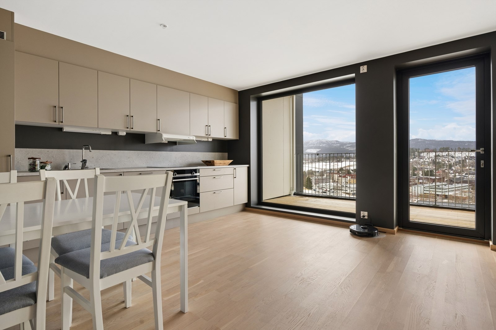 God plass til spisebord i overgangen mellom stue og kjøkken. Galleribilde