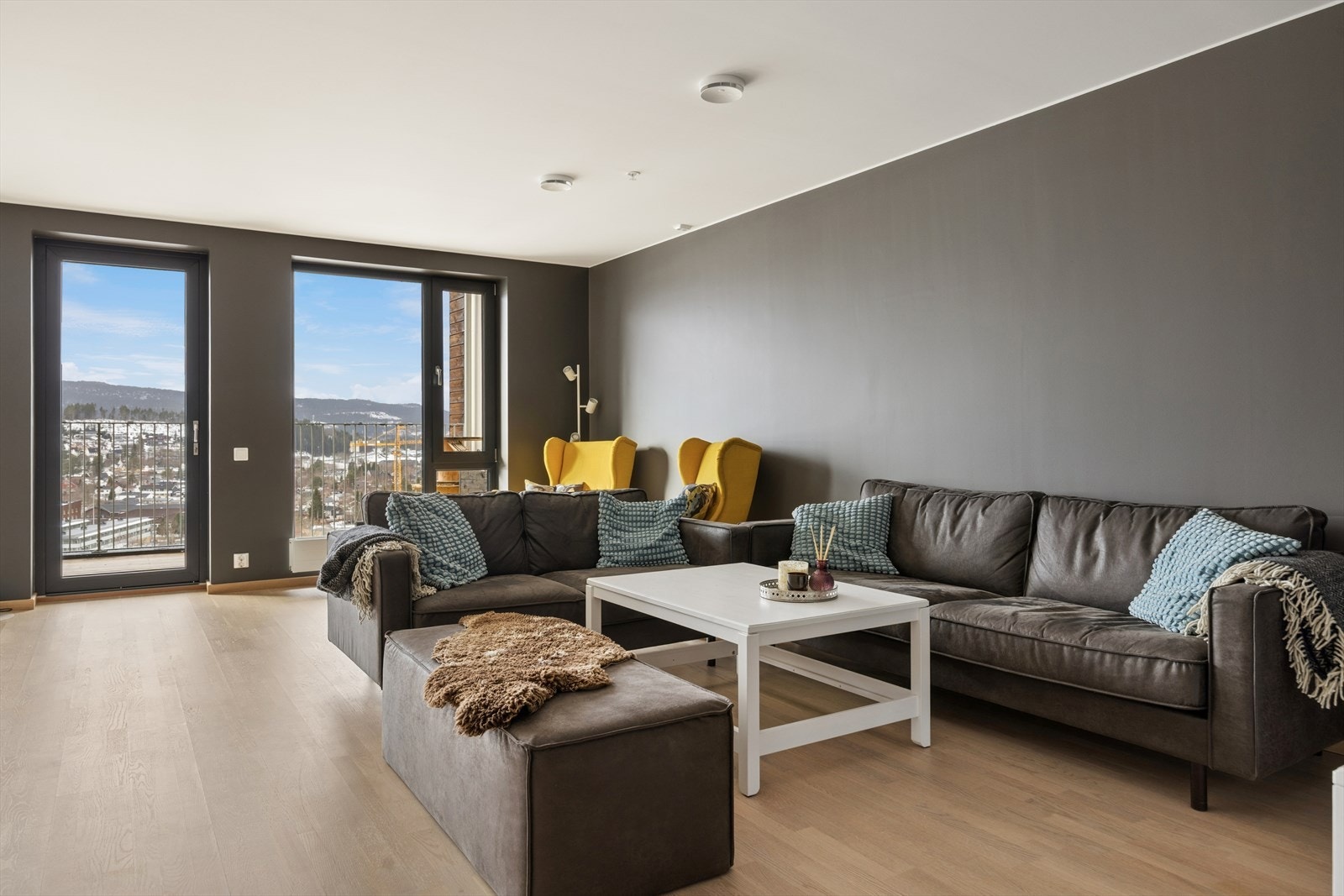 Lys og pen stue med store vindusflater som slipper inn godt med naturlig lys. Galleribilde