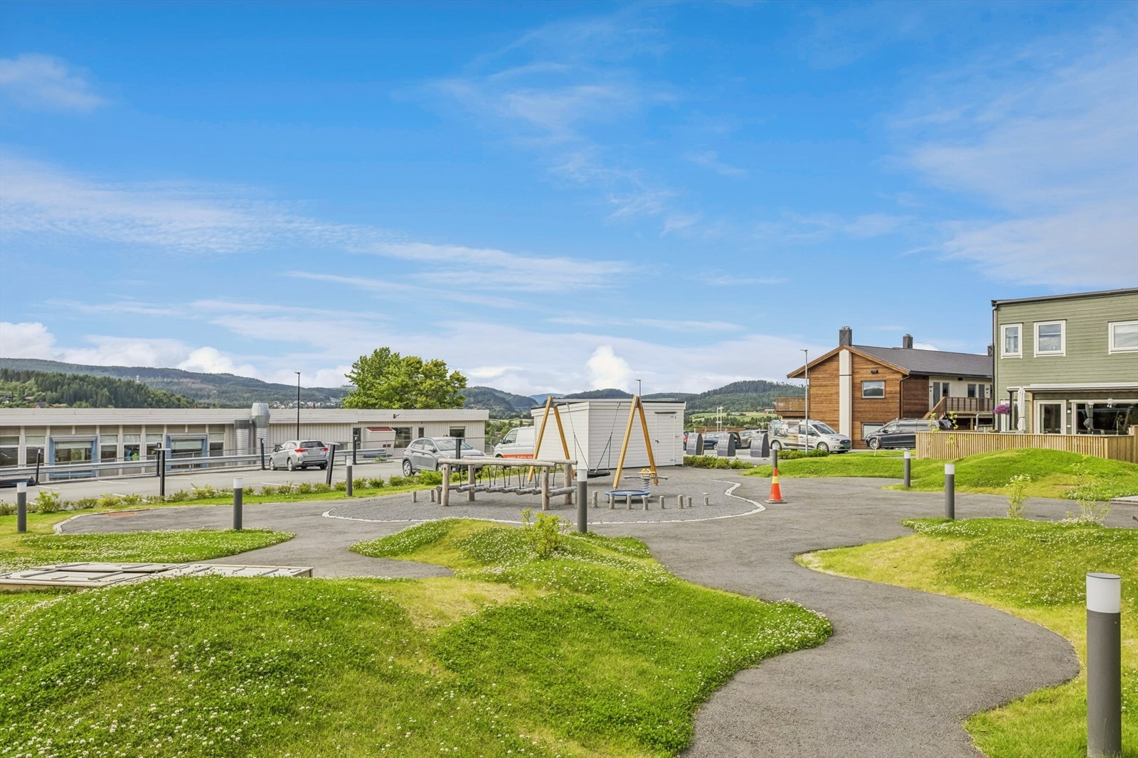 Nærområdet byr på flotte turmuligheter, lekeplasser og grøntarealer og nærhet til servicefasiliteter. Galleribilde