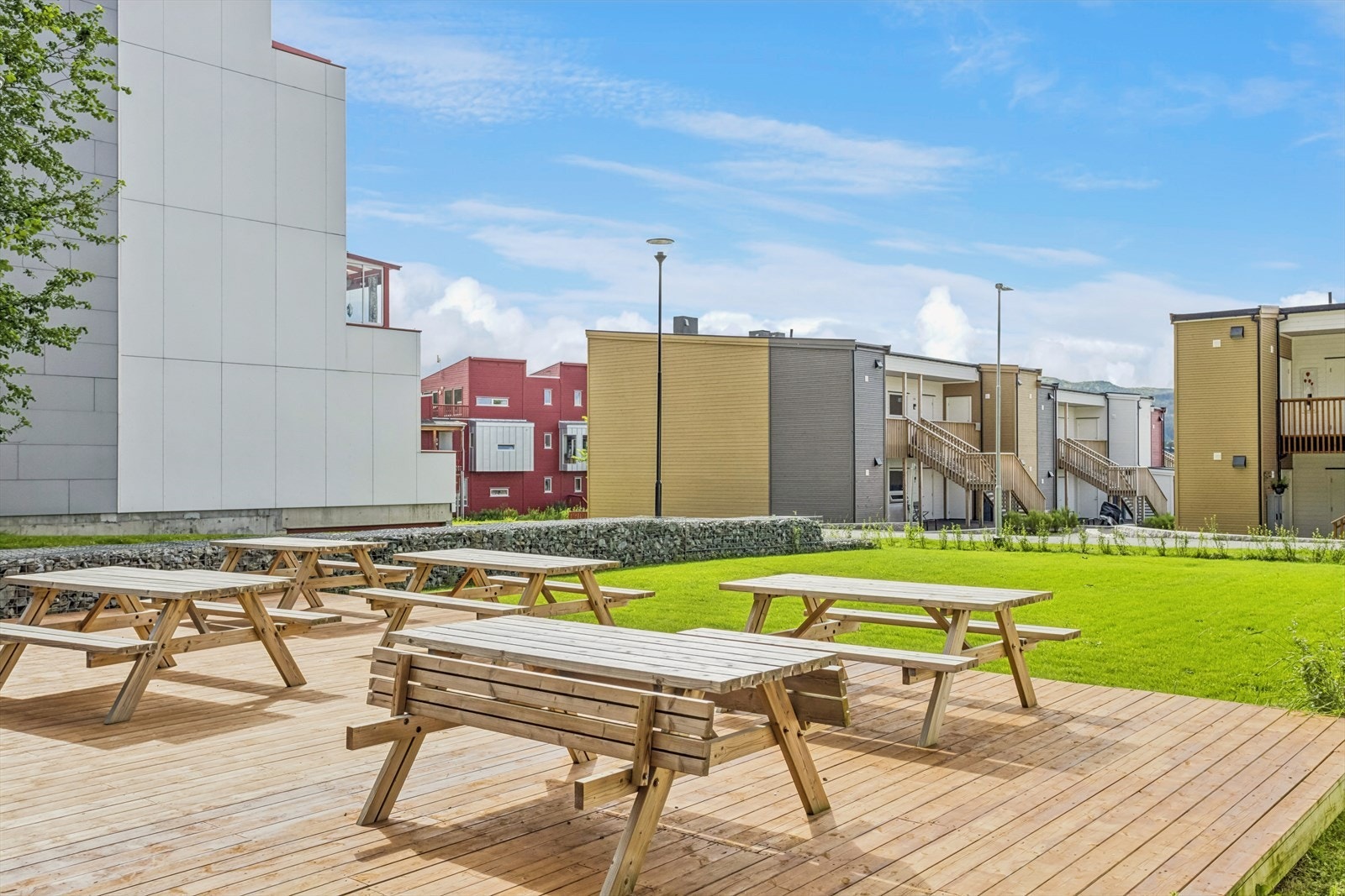 Sameiet har flotte felles uteområder med bl.a. sittegrupper, grøntarealer og beplantning. Galleribilde
