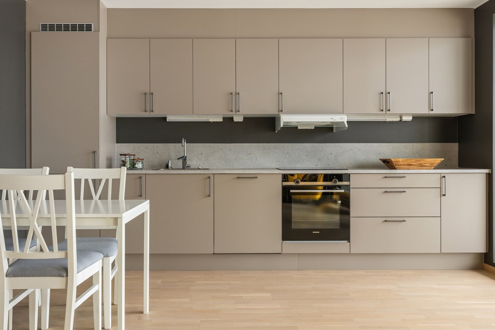 Kjøkkenet er utstyrt med integrerte hvitevarer fra SIEMENS som medfølger i handelen. Galleribilde