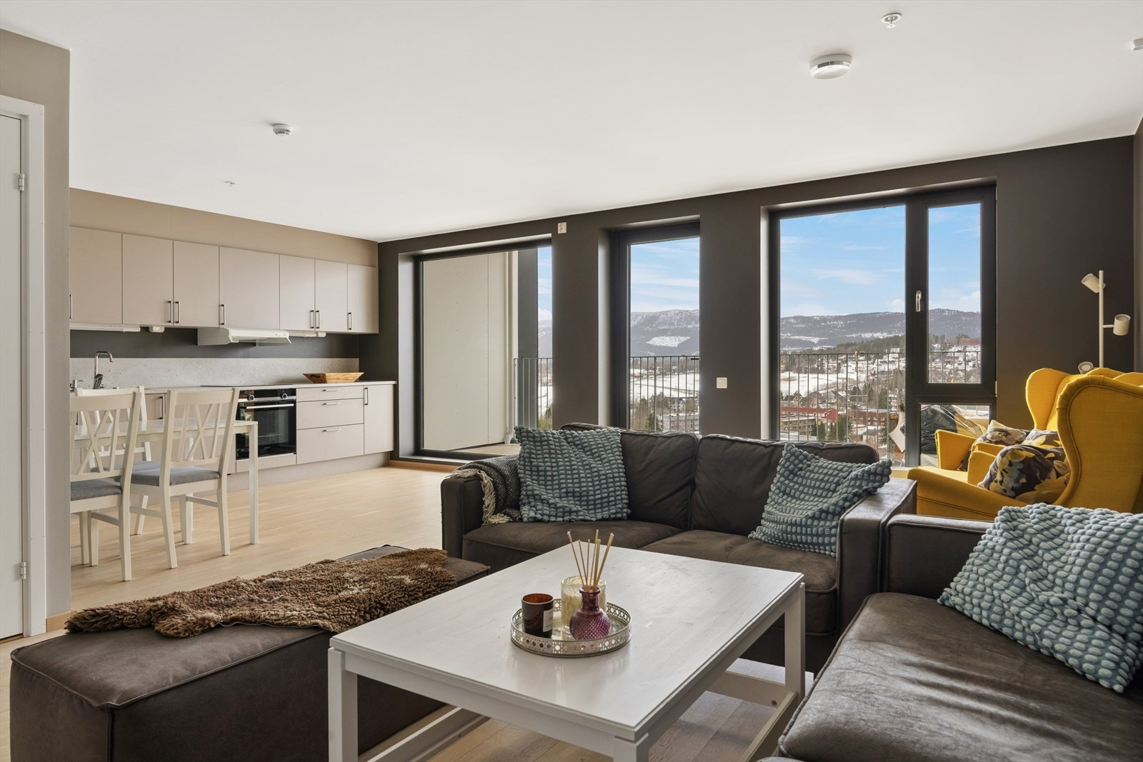 Store vindusflater gir godt med naturlig lysinnslipp og tar inn utsikten i boligen. Galleribilde