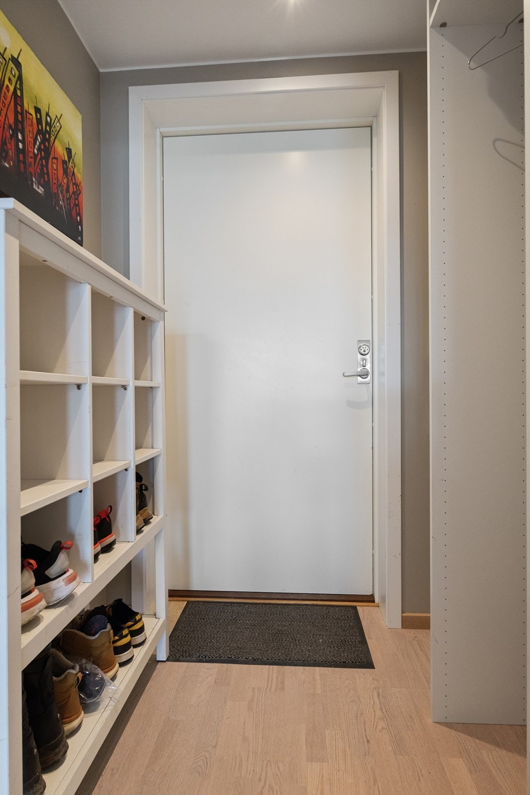 Leiligheten har en praktisk entré med plass for oppheng av yttertøy. Galleribilde