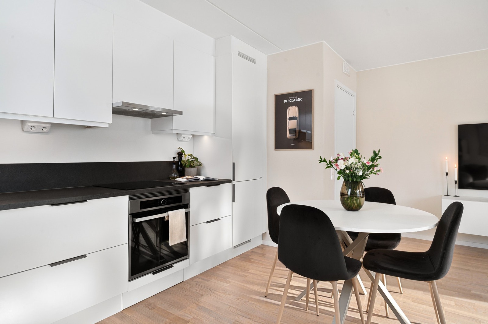 Kjøkkenet har integrerte hvitevarer som platetopp, stekeovn, oppvaskmaskin, kjøl- og fryseskap. Galleribilde