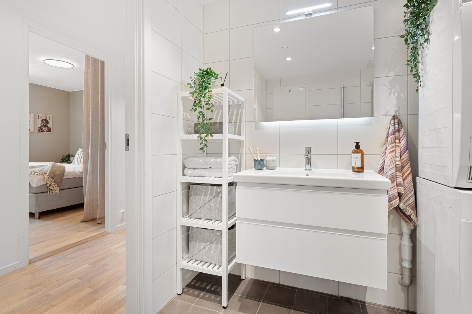 Lys og flott baderomsinnredning med god oppbevaringsplass. Galleribilde