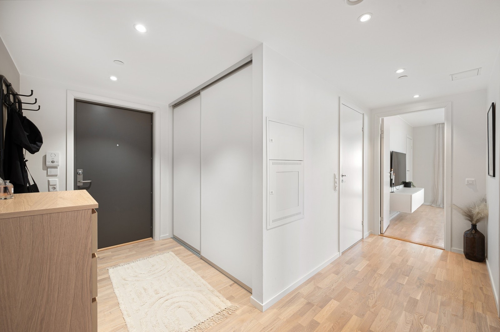 Innbydende gang med downlights i tak. Galleribilde