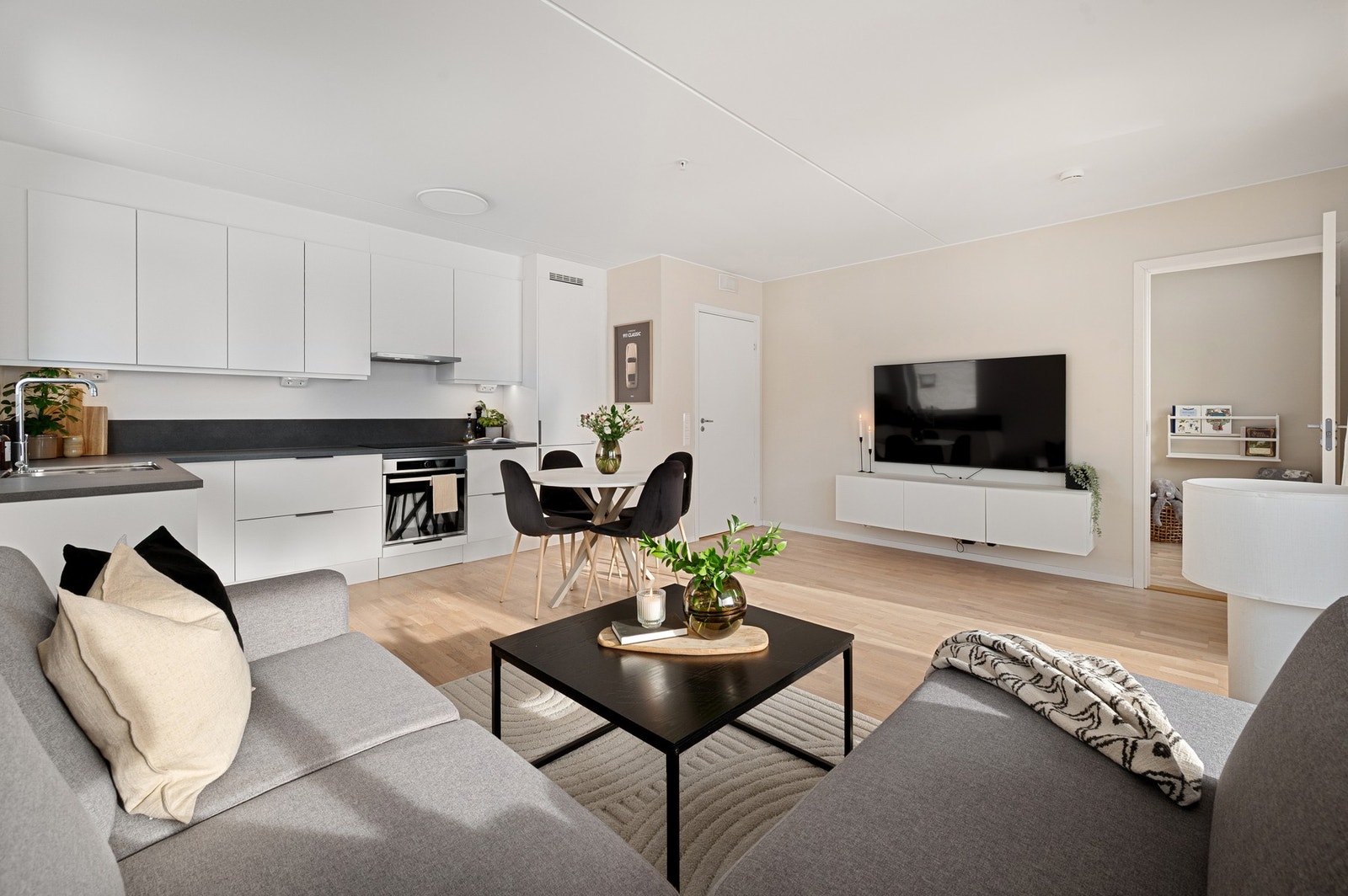 Åpen stue-/kjøkkenløsning med gode møbleringsmuligheter. Galleribilde