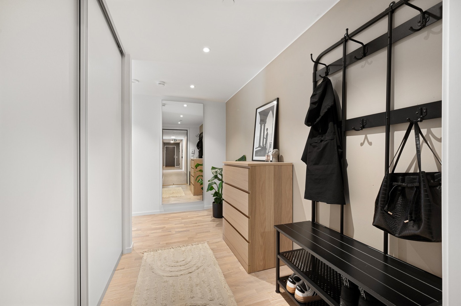 Stor, praktisk skyvedørsgarderobe og god plass for oppbevaring av yttertøy i entré. Galleribilde