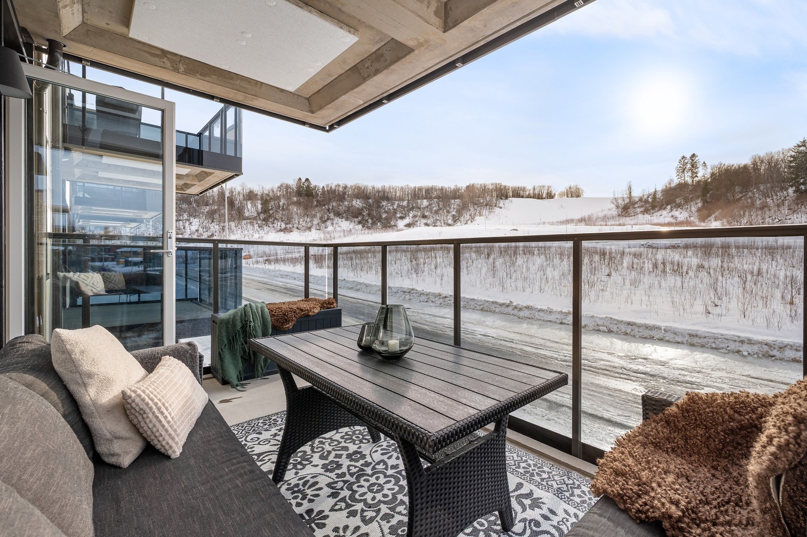 Sørvestvendt balkong med gode solforhold og god plass til utemøblement. Galleribilde