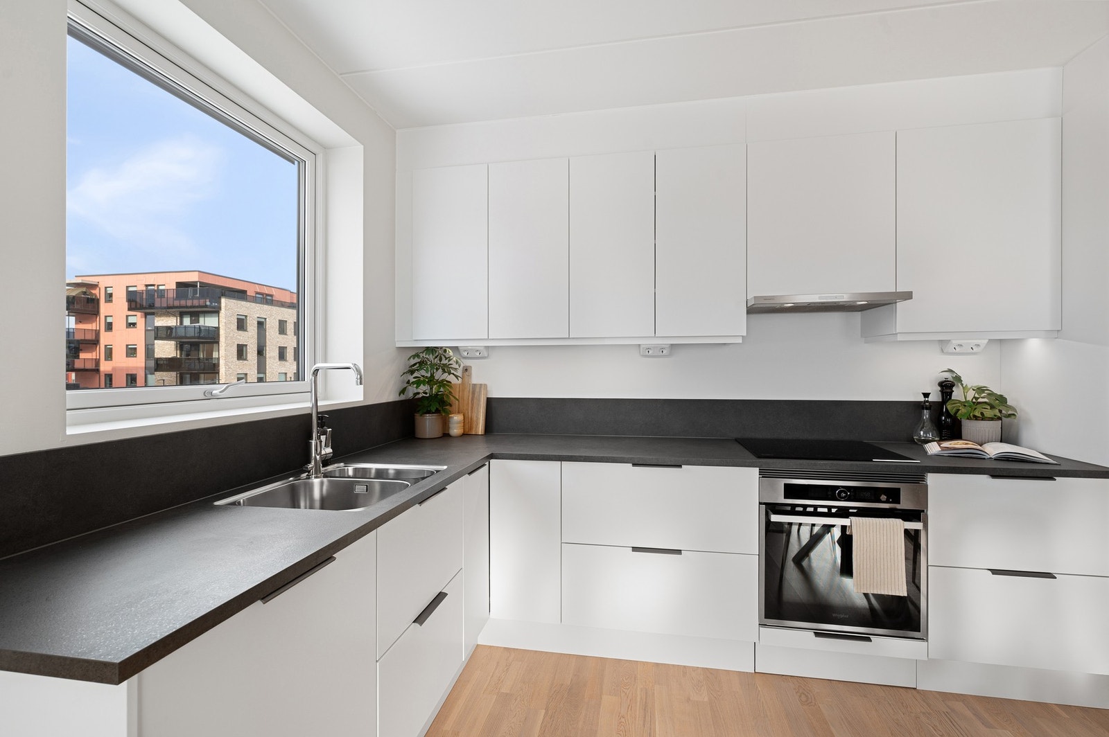 Leiligheten oppleves lys og luftig med flotte farge- og materialvalg. Galleribilde