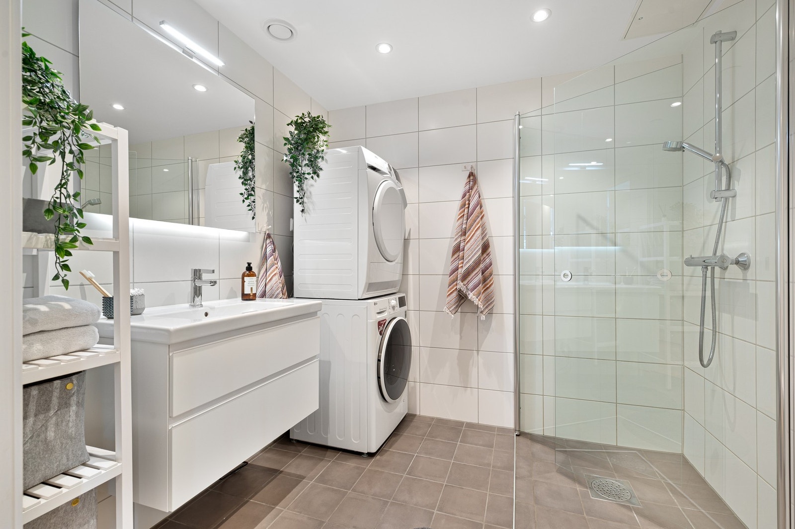 Lekkert, flislagt baderom med opplegg for vaskemaskin og elektrisk gulvvarme. Galleribilde