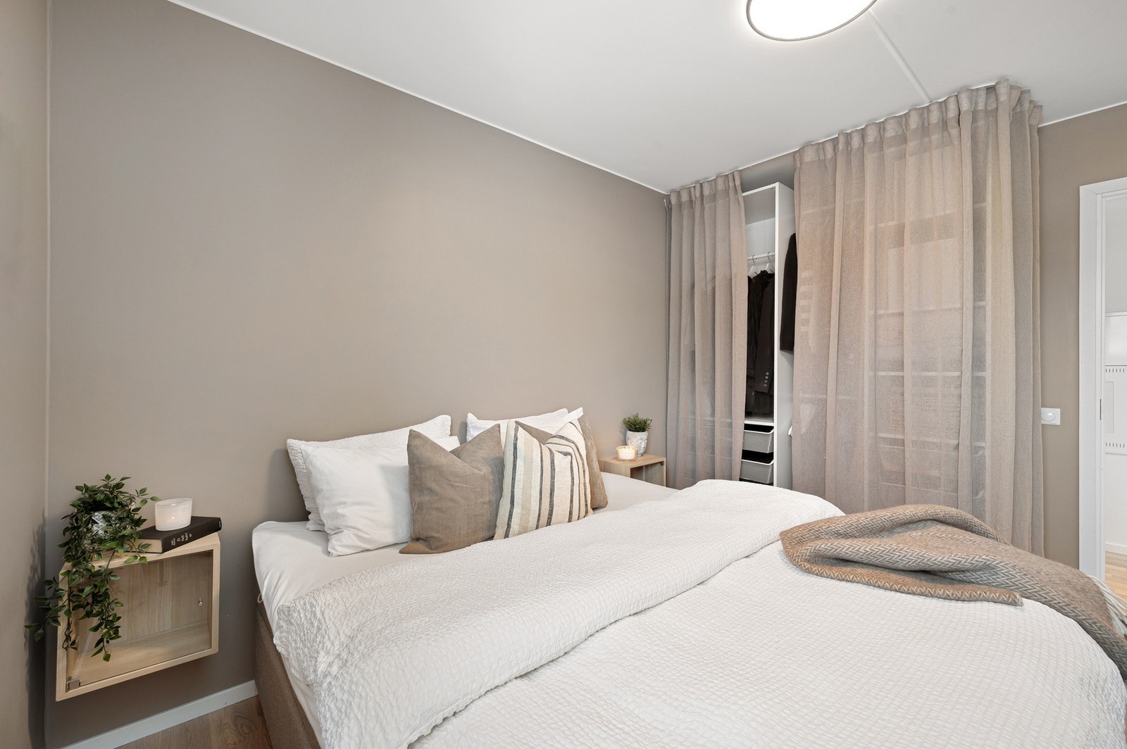 God plass til dobbeltseng og garderobeløsning. Galleribilde