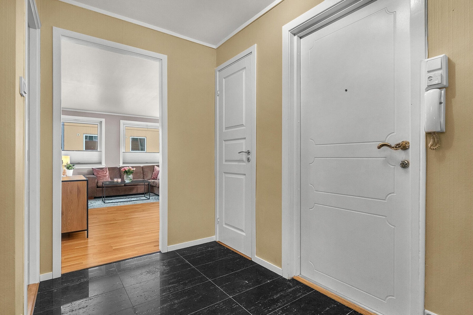 Romslig gang med gulvfliser Galleribilde