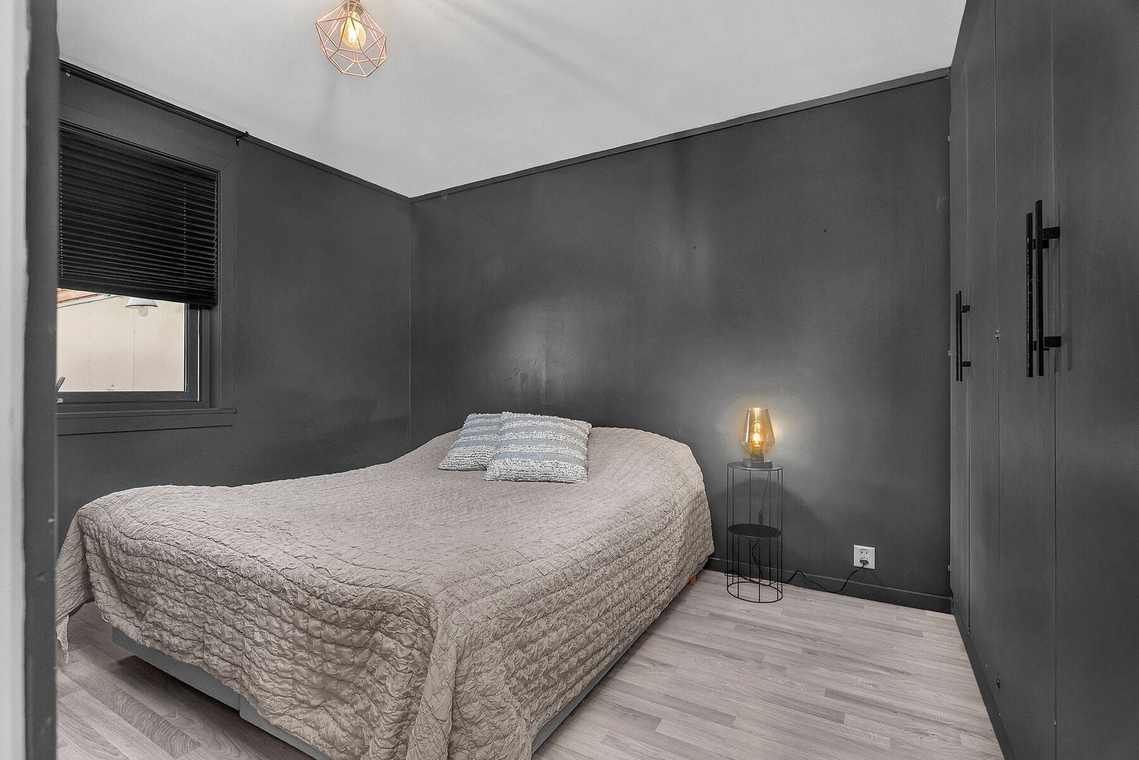 Romslig soverom med garderobe Galleribilde