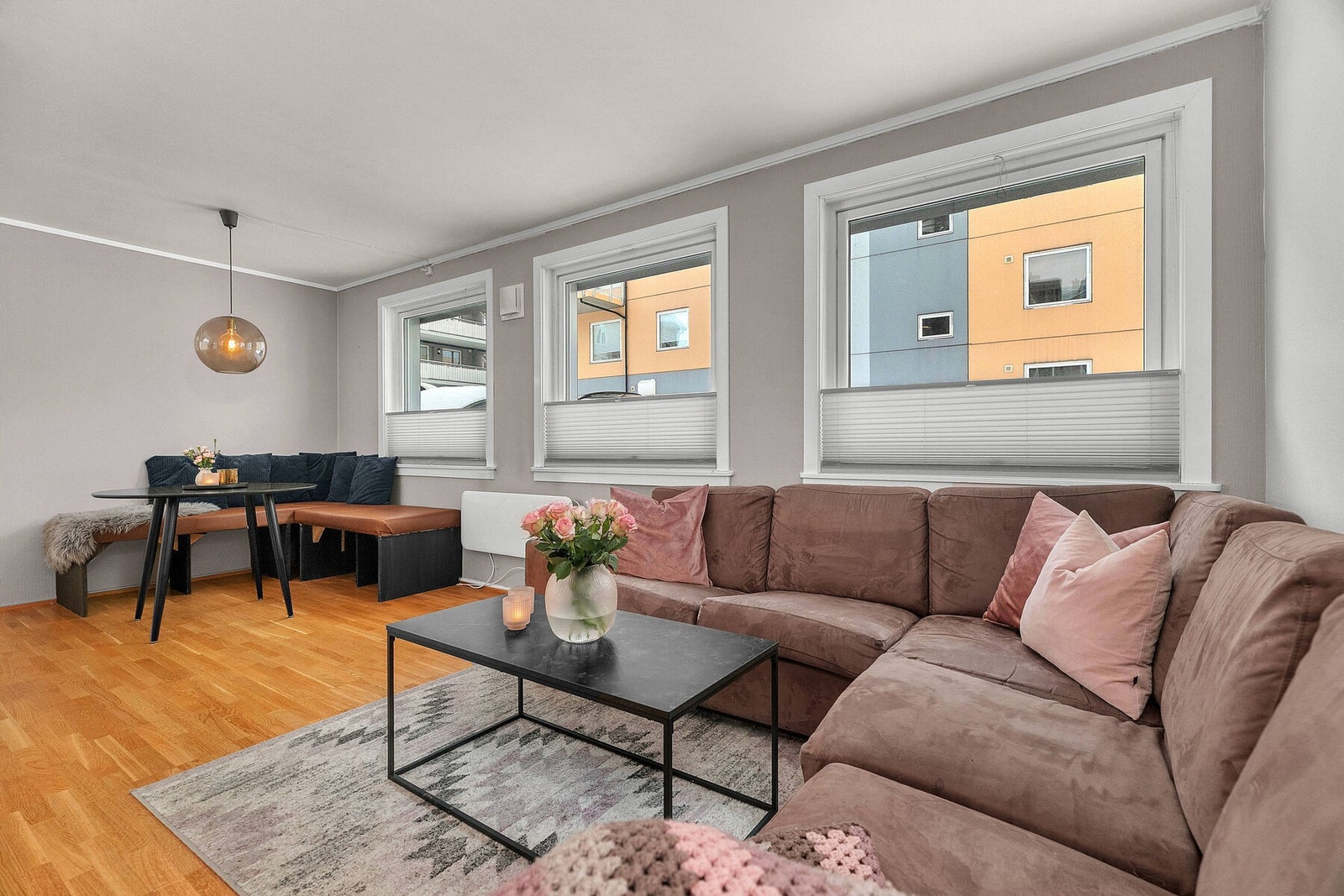 Lun og koselig stue med god plass til møblering Galleribilde