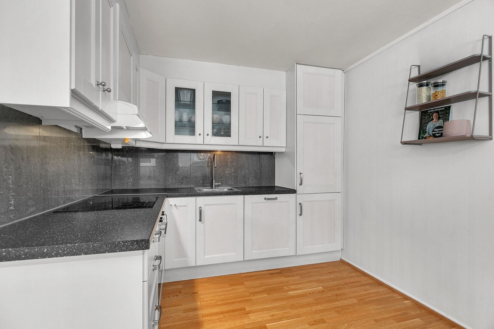 Tidløst kjøkken med hvitevarer Galleribilde