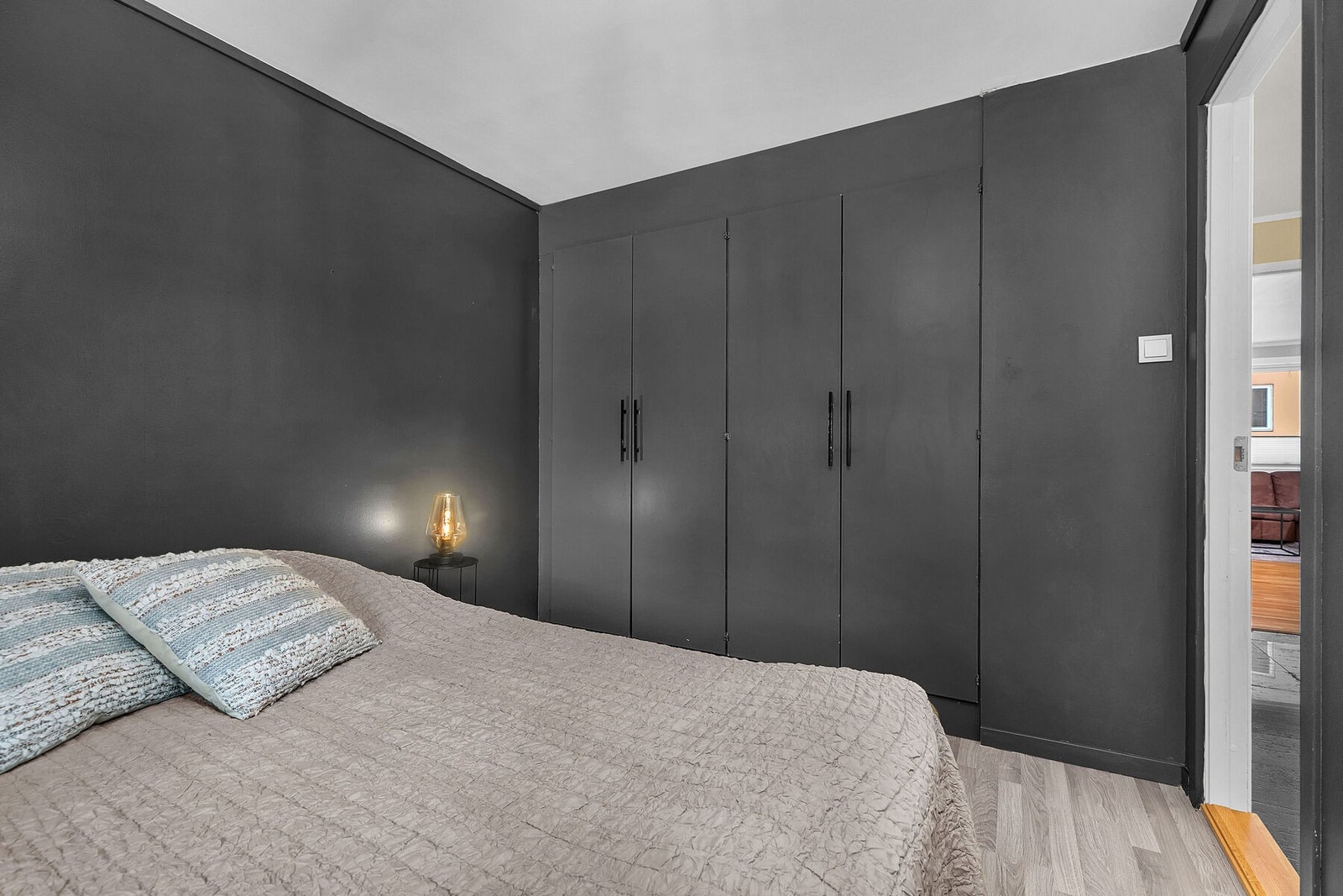 Garderobe på soverom Galleribilde