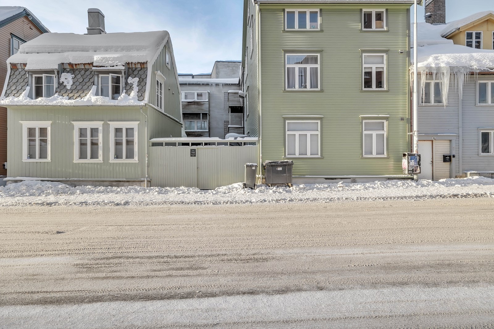 Leiligheten ligger meget sentralt til, midt i Tromsø sentrum, med lukket bakgård for minst mulig forstyrrelse. Galleribilde