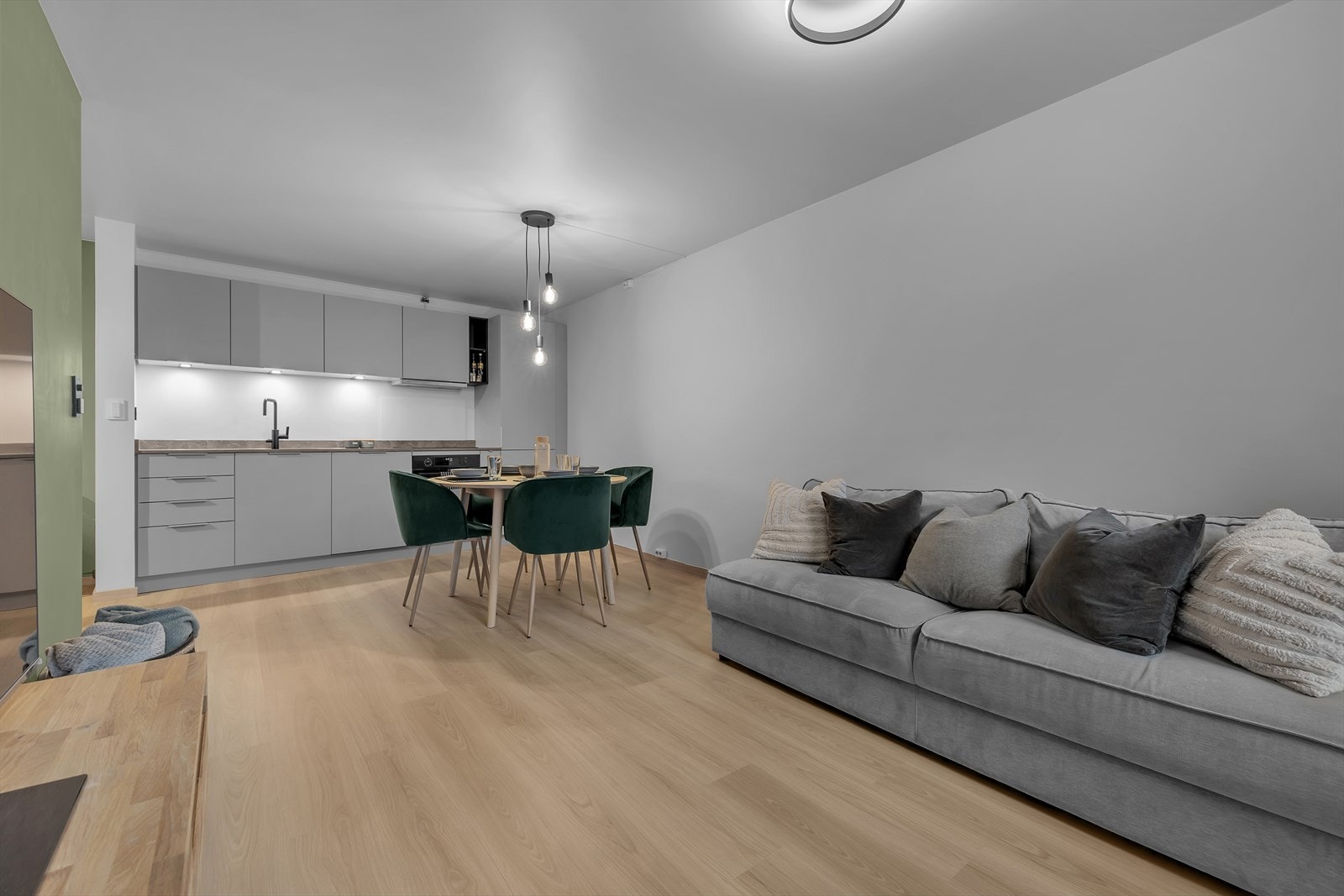 Stue og kjøkken i åpen og sosial løsning. Galleribilde