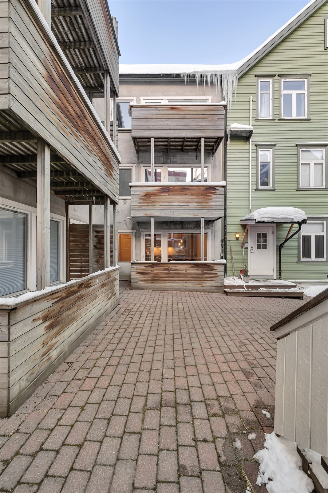 Området utenfor leiligheten er brosteinsbelagt og pent. Galleribilde